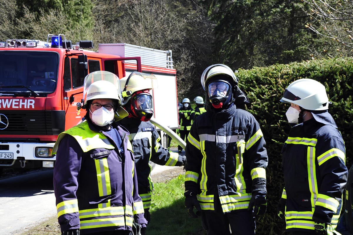 In Hemmelzen brannte eine Hecke, das Feuer war aber schnell unter Kontrolle. Fotos: KK