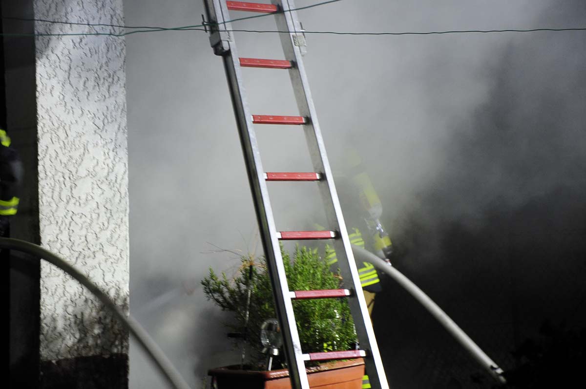 Brand in Hasselbach forderte am frhen Morgen zwei Lschzge