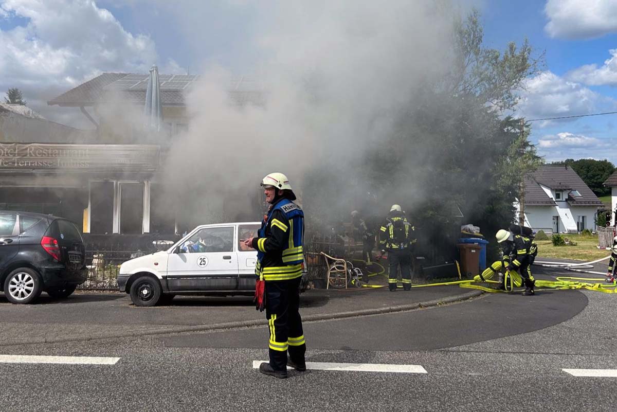 Erst nachdem der Brand durchgez�ndet hatte gab es Sicht auf das Objekt (Fotos: kk�)