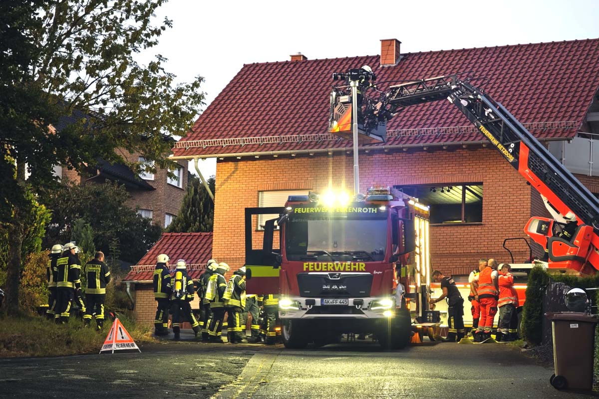 Die Wohnung brannte trotz des schnellen Eingreifens der Feuerwehr aus (Bilder: kk)