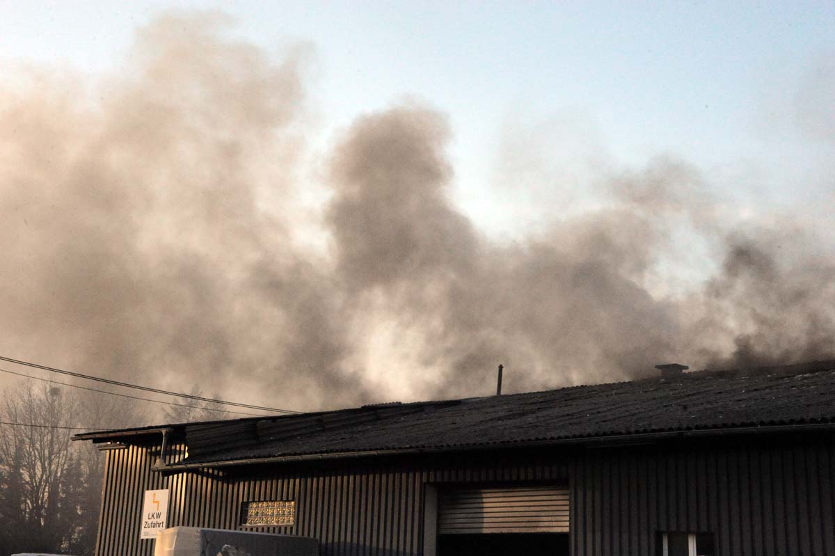 Groeinsatz der Feuerwehren - Brand in einer Halle in der Gemarkung Kroppach