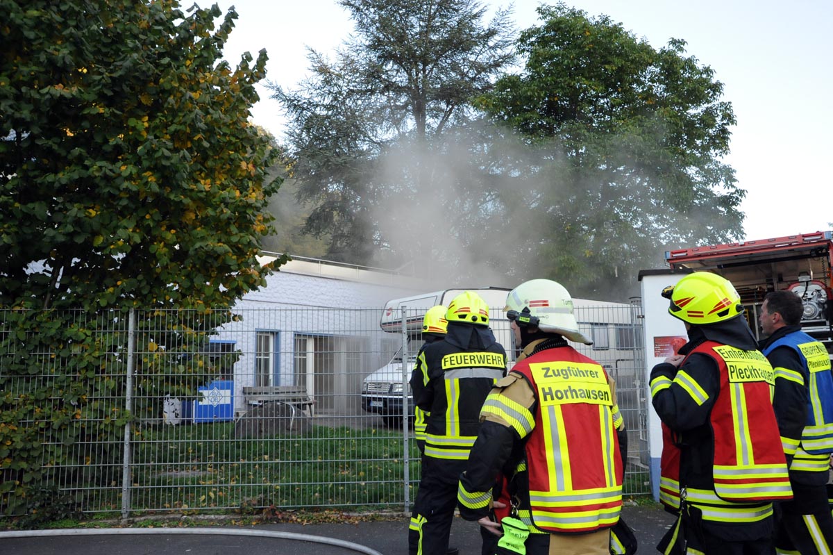 Rauch drang aus dem Gebude der Brandherd wurde gesucht (Bilder: kk)