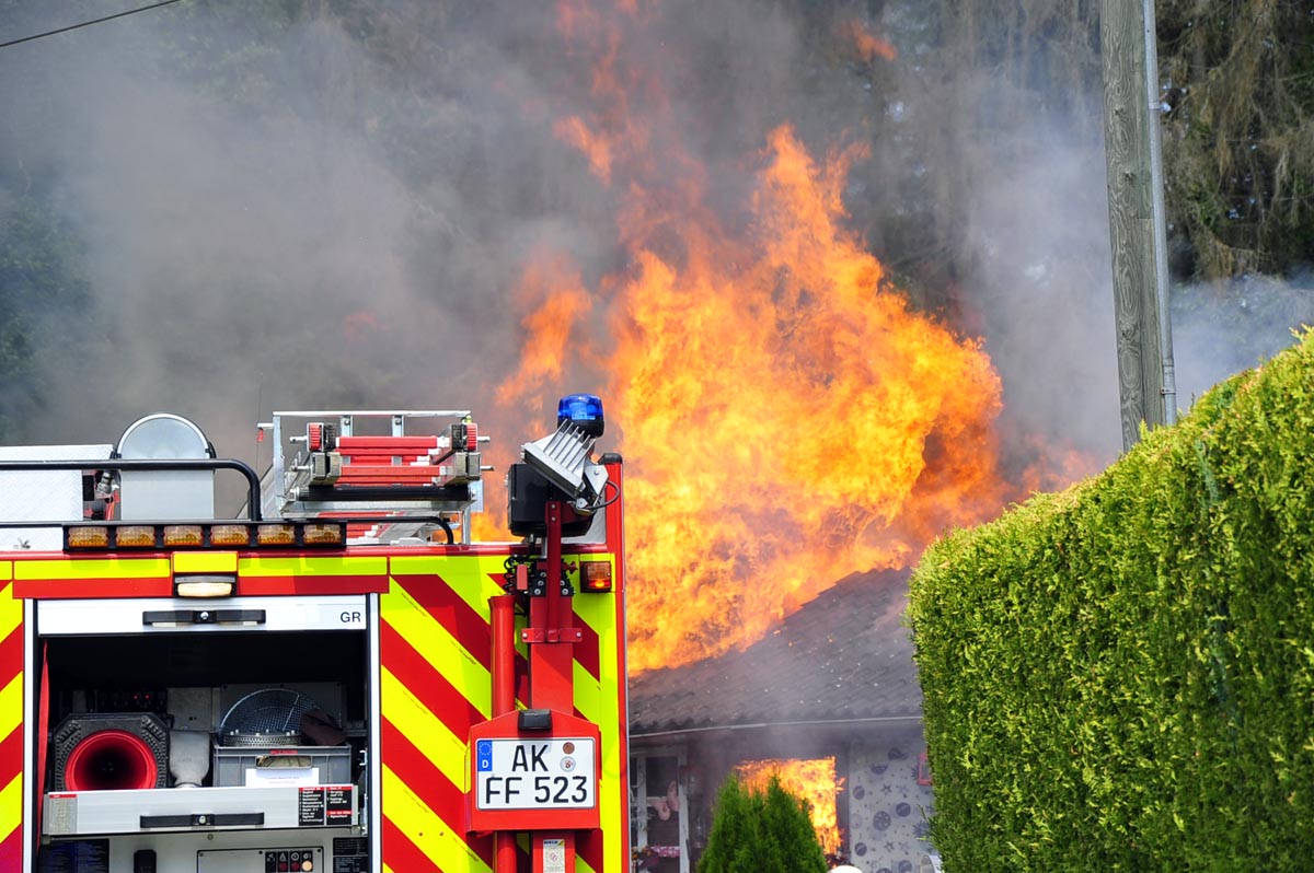 Gebäudebrand in Rettersen: Feuerwehr mit einem Großaufgebot vor Ort
