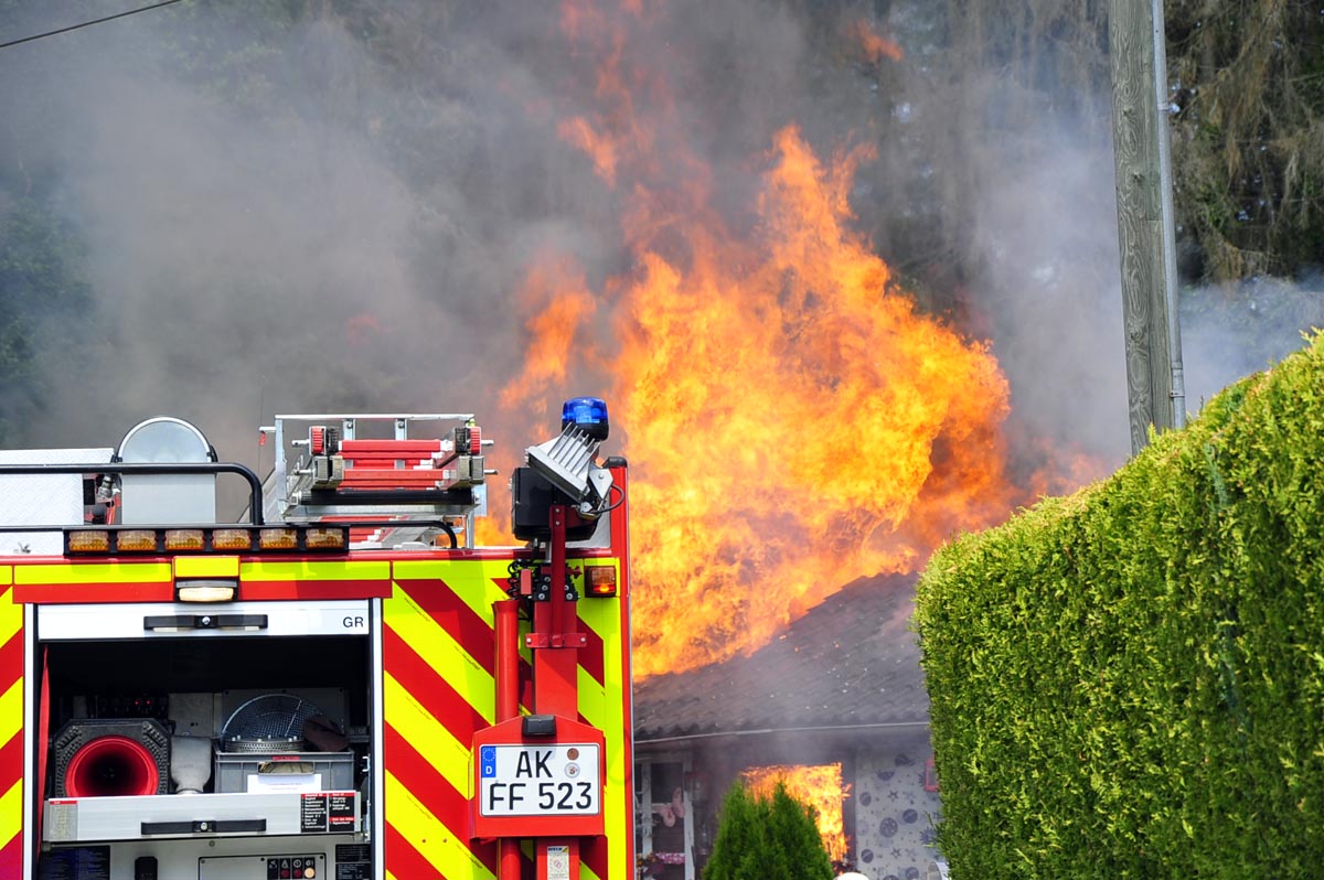 Gebudebrand in Rettersen: Feuerwehr mit einem Groaufgebot vor Ort
