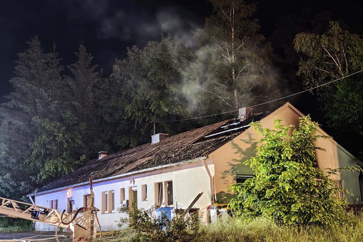 Dachstuhlbrand forderte die Freiwillige Feuerwehr Wissen (Bilder: kk�)