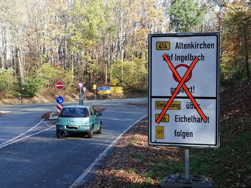 Noch sind die Hinweisschilder, die auf die Komplettsperrung der B 414 zwischen Altenkirchen und Bahnhof Ingelbach hinweisen, nicht in Betrieb". (Foto: hak)