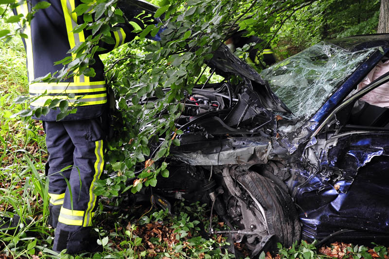 Einer der beiden am Unfall beteiligten Autos war in einer Bschung gelandet, was die Rettung des Fahrers schwierig machte. (Fotos: kk)