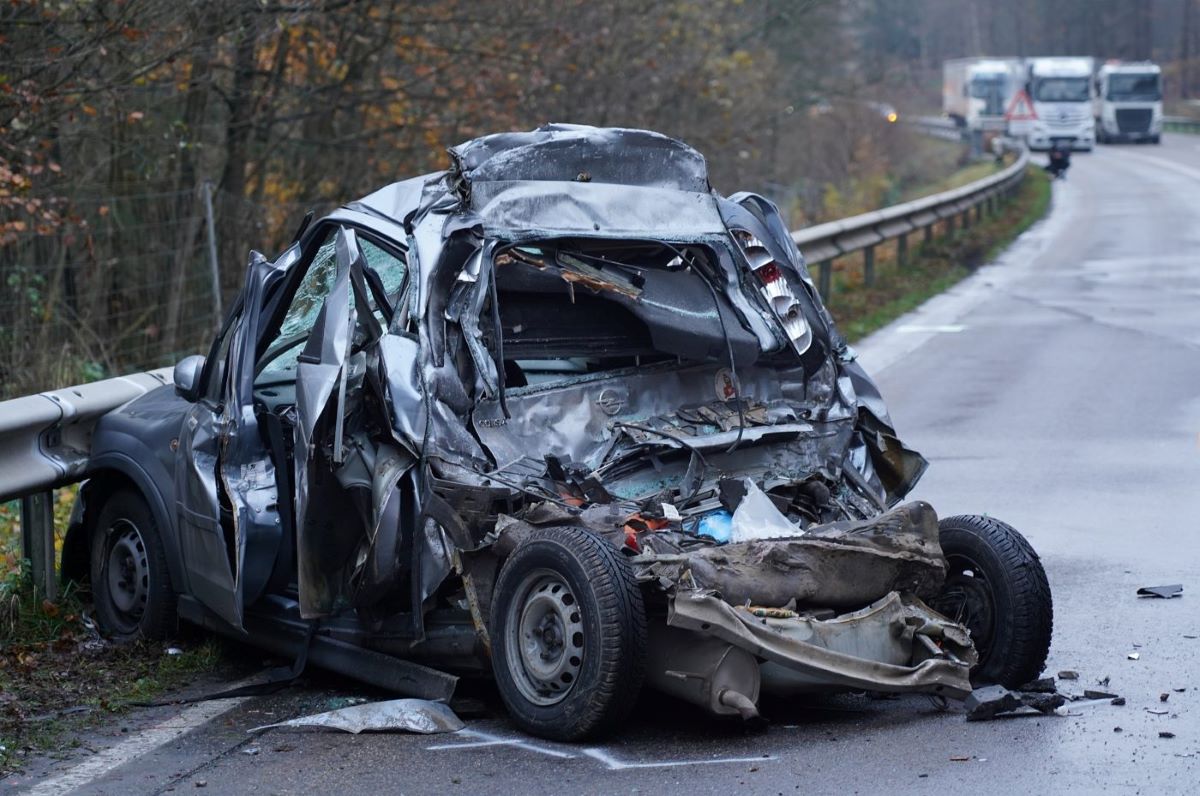 19-jhriger Westerwlder stirbt bei Verkehrsunfall auf B 49