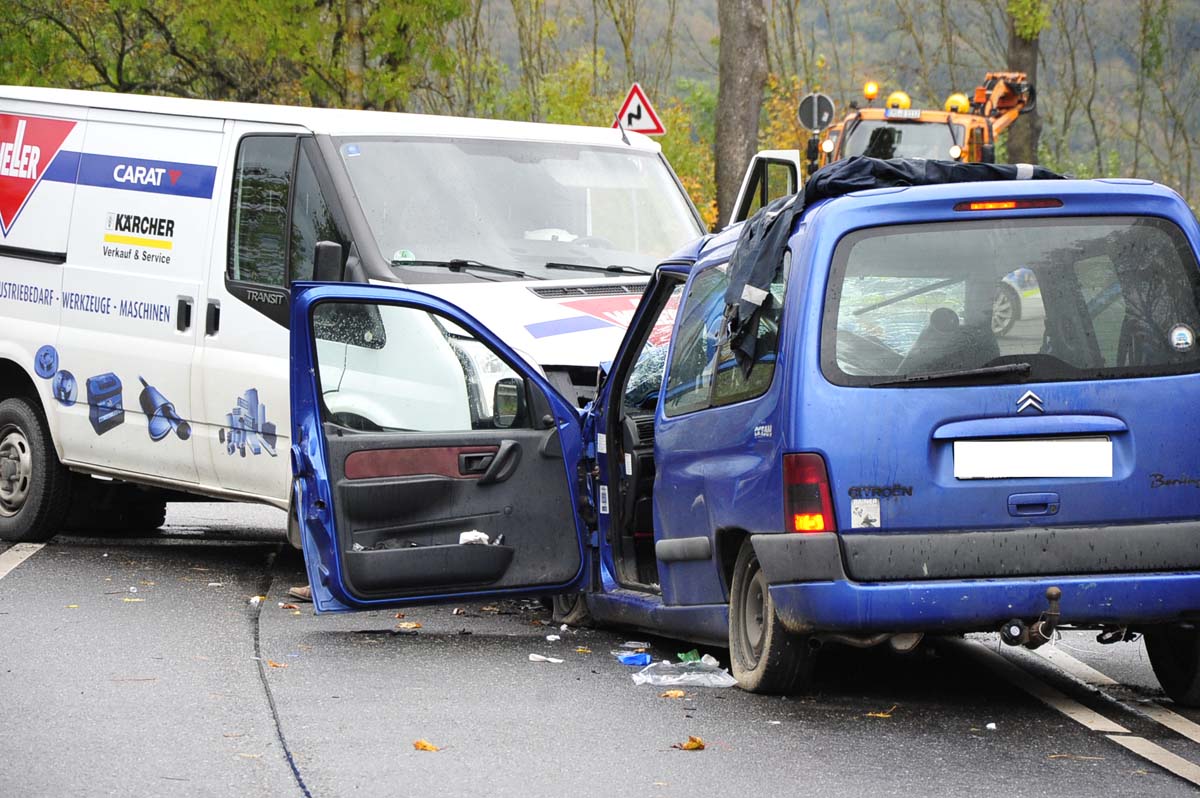 Die Fahrzeuge stieen frontal zusammen. (Fotos: kk)