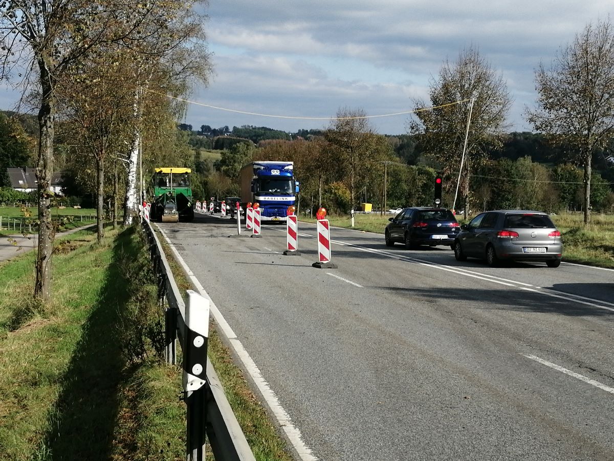 Geduld ist fr viele Autofahrer in der Nhe von Hasselbach gefragt, wenn die Ampelanlage per Rotlicht die Weiterfahrt verbietet und der Gegenverkehr Vorrang hat. (Foto: vh)
