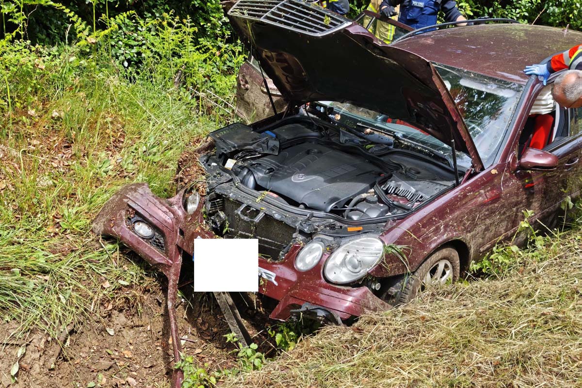 Verkehrsunfall auf der B 8 fhrte zu Behinderungen: Fahrer wurde leicht verletzt