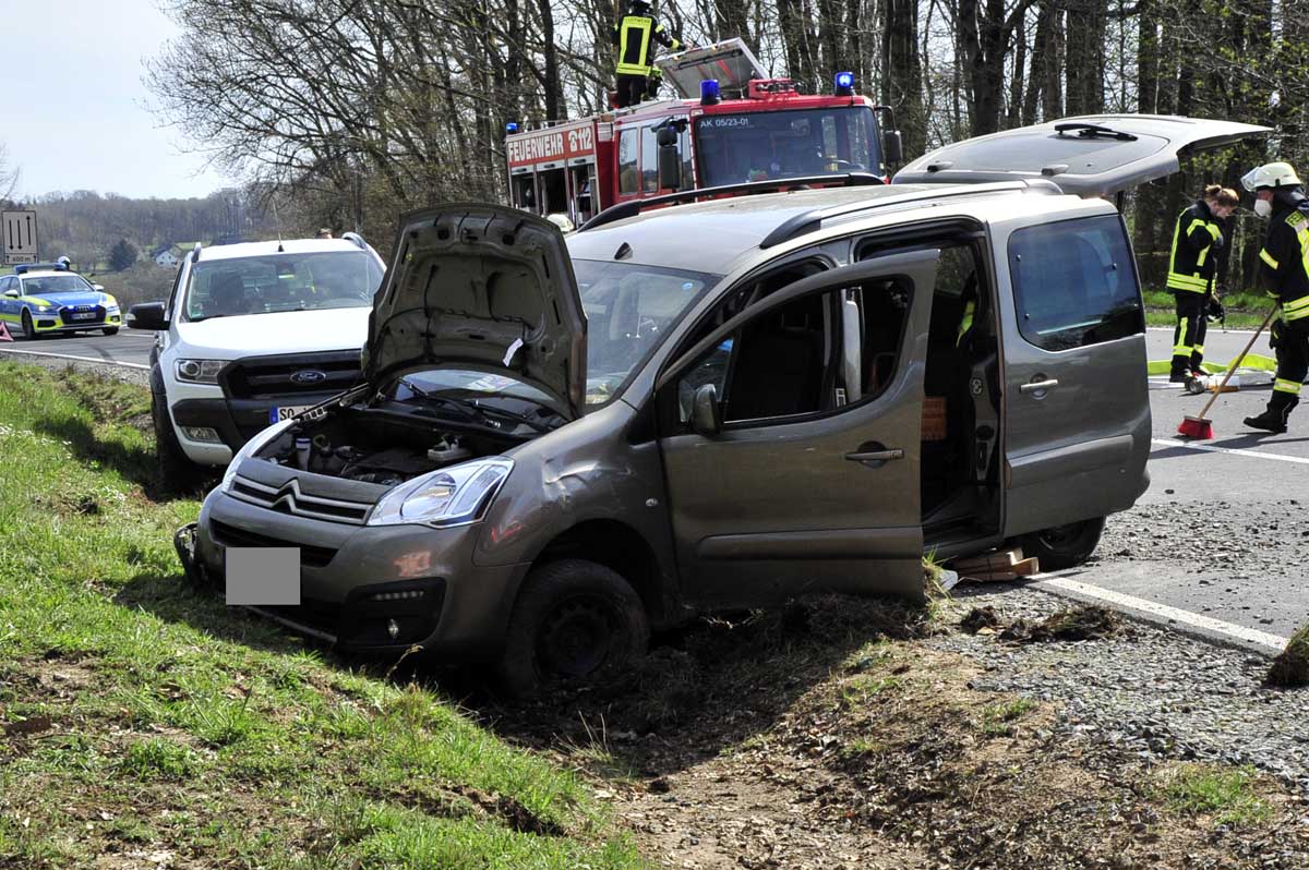 Verkehrsunfall auf der B 8 zwischen Hasselbach und Rettersen: Zwei Verletzte