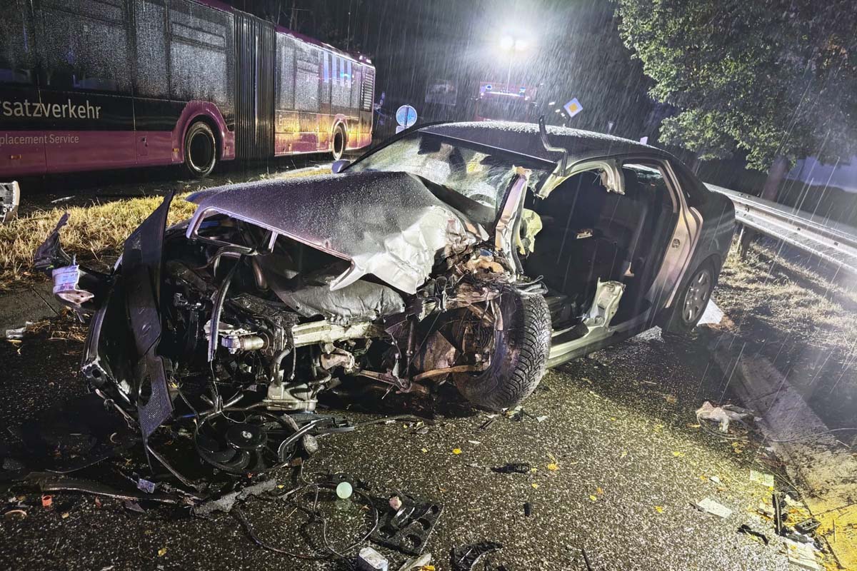 Der Pkw wurde durch den Unfall v�llig zerst�rt (Bilder: kk�)