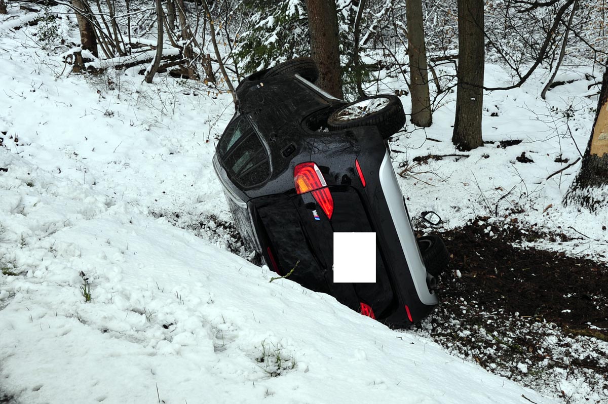 Bei einem Unfall auf der B8 bei Rettersen hat sich der Fahrer leicht verletzt. Foto: kk