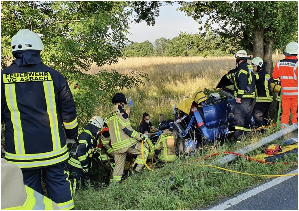 Schwerverletzter bei Unfall auf der B8. (Foto: Feuerwehr VG Asbach)