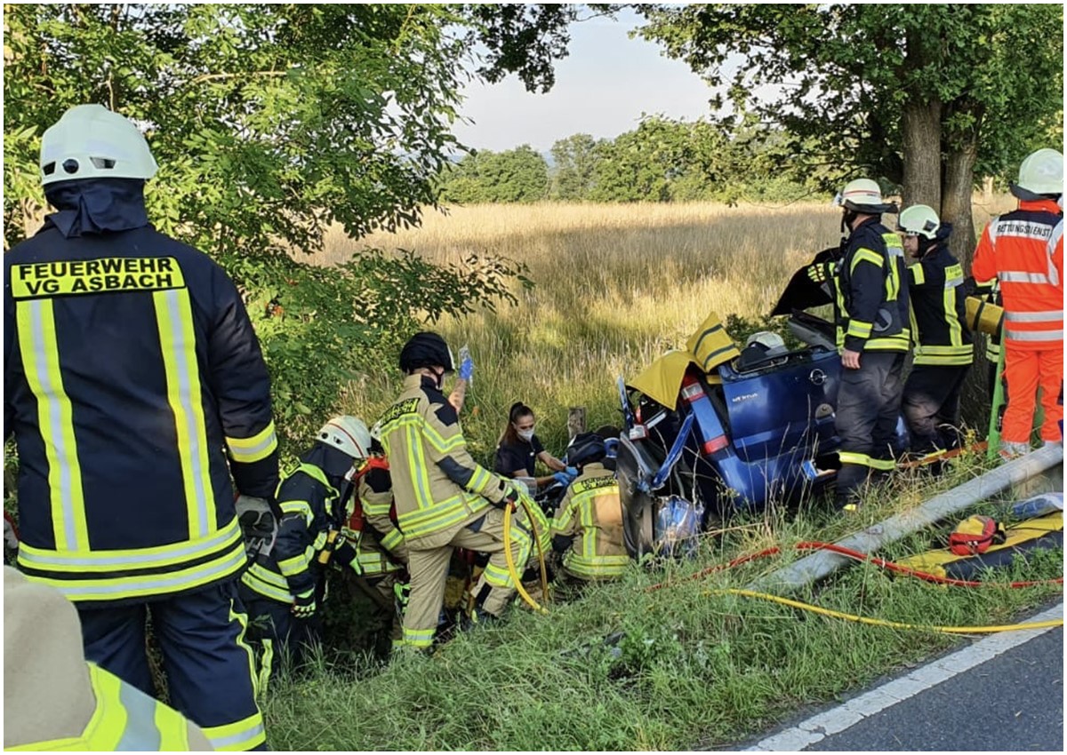 Vollsperrung auf der B8: Schwerverletzter bei Unfall