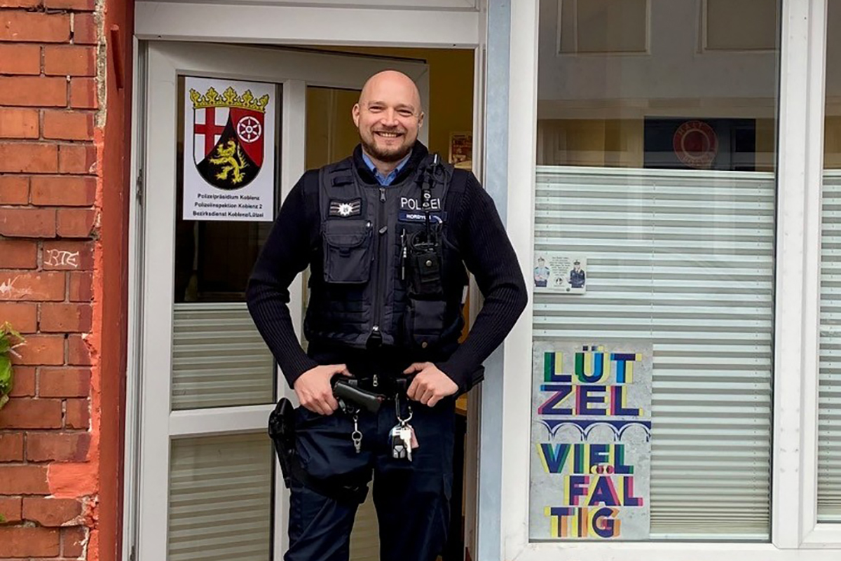 Neuer Bezirksdienstbeamter vor dem Brgerbro. Foto: Polizeidirektion Koblenz