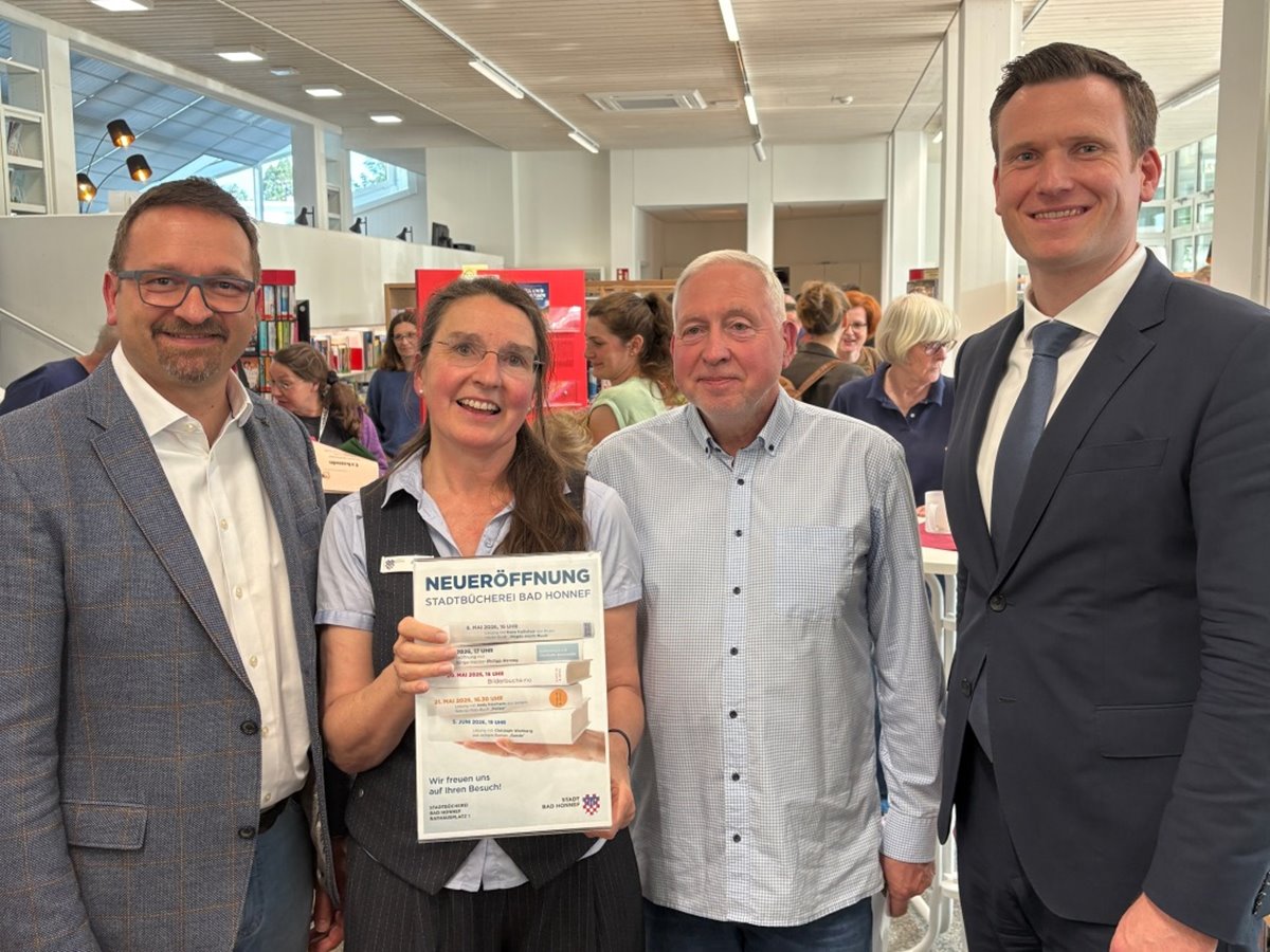 Von links nach rechts: Erster Beigeordneter Holger Heuser, Stephanie Eichhorn (Leiterin der Stadtb�cherei), Klaus J. Niehoff (Architekt) und B�rgermeister Philipp Herzog freuen sich �ber die Wiederer�ffnung der Stadtb�cherei im Rathaus.(Foto: Stadt Bad Honnef)