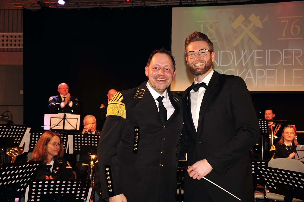 Konzert der Bindweider Bergkapelle in Malberg - Sven Hellinghausen gibt den Taktstock weiter