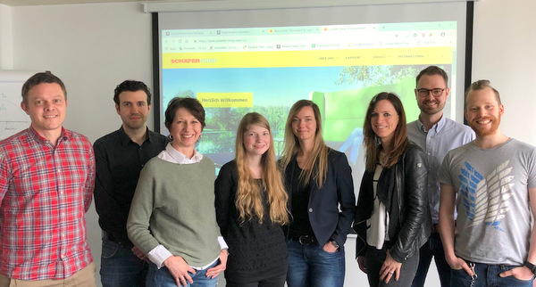 Tauschten sich in Sachen E-Commerce-Ausbildung aus: (von links)  Matthias Wurm und Christian Lck (Fachlehrer BBS Wissen), Yvonne Probst (Ausbildungsleiterin kaufmnnische Azubis, Schfer Shop), Vivian Joswig (Auszubildende), Anna-Lena Weynand (Auszubildende), Corinna Eckel, Matthias Krenz und Andreas Pauschert (Ausbildungsbegleiter E-Commerce, Schfer Shop). (Foto: BBS Wissen)