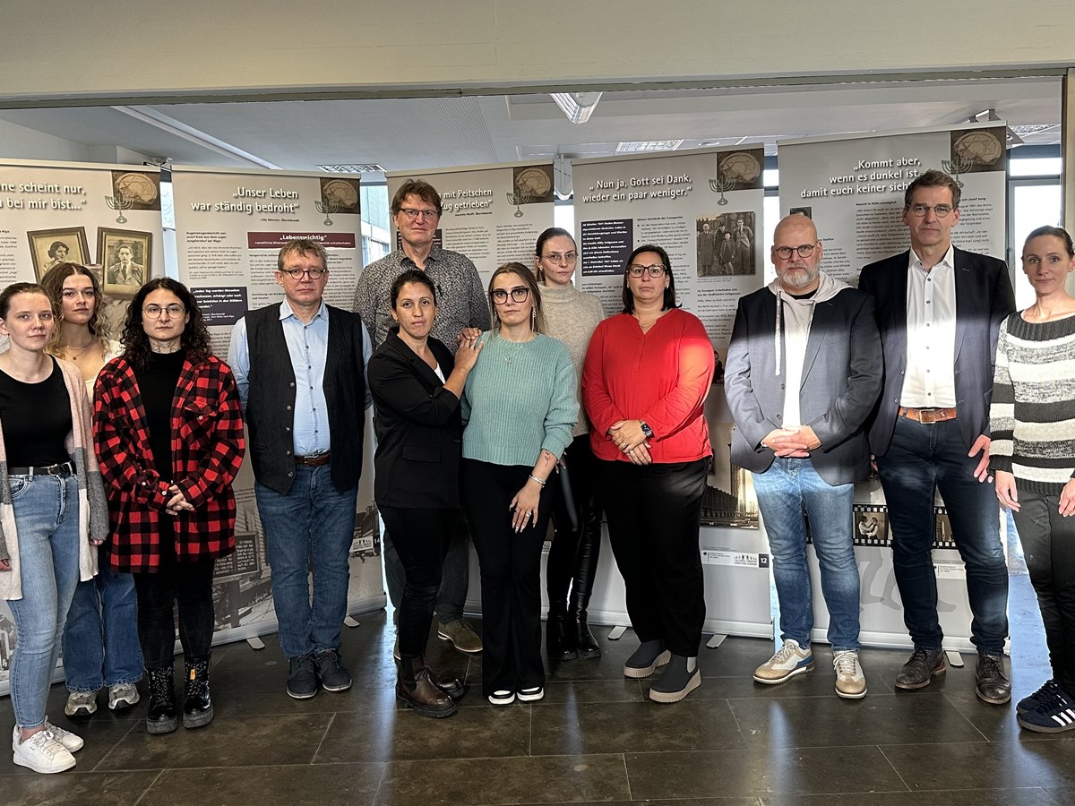 Erffnung der Ausstellung "Ihr seid die Schande unserer Schule. Ruth und Artur Seligmann. Szenen einer Spurensuche von Rosbach bis Stutthof" an der BBS Wissen (Foto: BBS Wissen)