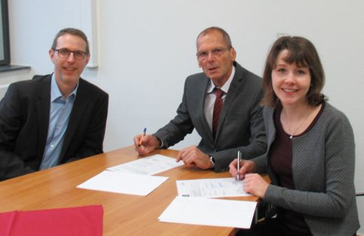 Carina Arndt, Aldi-Teamleiterin Human Resources, Oberstudiendirektor Reinhold Krmer (Schulleiter, Mitte)) und Studiendirektor Bjrn Hornburg (Koordinator) von der BBS Wissen bei der Unterzeichnung der Kooperationsvereinbarung. (Foto: BSB Wissen) 