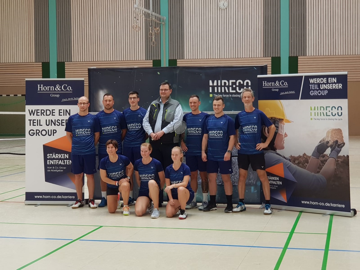 von links: Wojchiech Lenartowicz, Przemyslaw Urban, Mika Schnborn, Christian Horn (Vertreter des neuen Hauptsponsors Mireco), Lucas Zimmermann, Max Zimmermann, Thomas Knaack
Vorne kniend von links: Heike Voigt, Lisa Lhr, Kim Hoffmann (Foto: Verein)