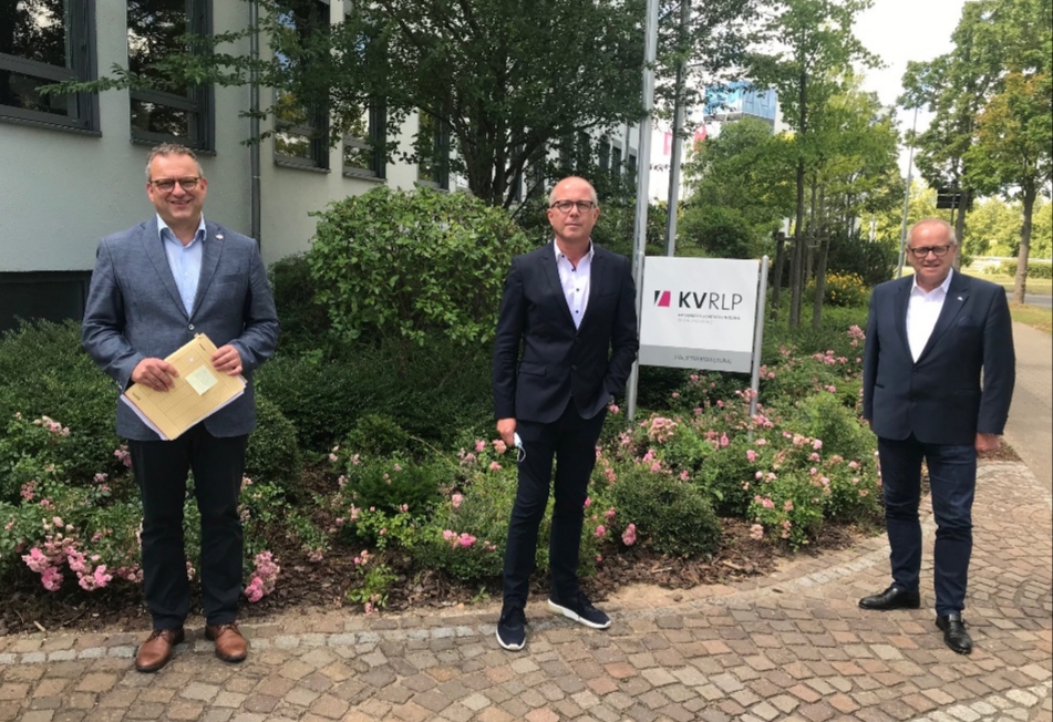 bergabe der Unterschriften in Mainz
v. links: Brgermeister Berno Neuhoff, Dr. Michael Theis (Internist, Obmann der Kreisrzteschaft, Landrat Dr. Peter Enders (Foto: VG-Verwaltung)