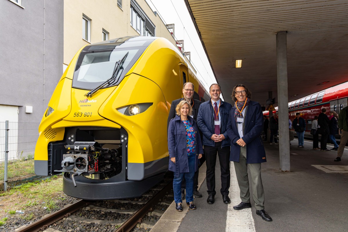 Mit an Bord bei der Sonderfahrt des Akkuzugs: Katrin Eder, Ministerin fr Klimaschutz, Umwelt, Energie und Mobilitt des Landes Rheinland-Pfalz, Thorsten Mller, Verbandsdirektor SPNV-Nord, Tobias Beckers, Geschftsfhrer der Hessischen Landesbahn, und Dean Balatinac, Vertriebsleiter Rolling Stock Nordosteuropa, Siemens Mobility GmbH (v.l.n.r.). (Foto: SPNV-Nord, Gerhard Hohl) 