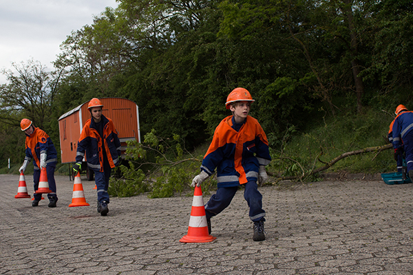 Jugendliche beim Absichern einer Einsatzstelle. Fotos: B. Wolter