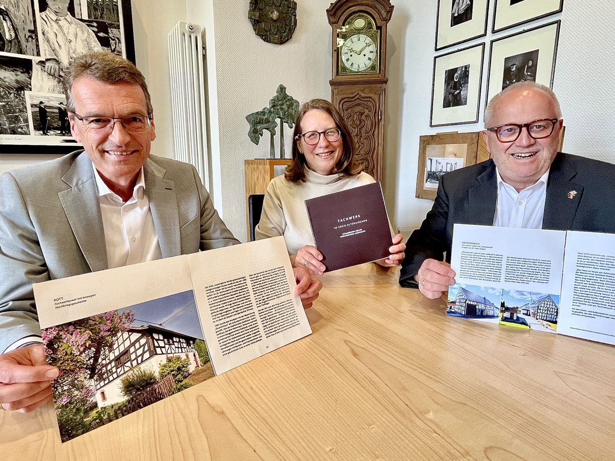 Stellten jetzt das neue Fachwerkbuch des Kreises vor: Landrat Dr. Peter Enders, Autorin Solveig Ariane Prusko und Dr. Andreas Reingen, Vorstandsvorsitzender der Sparkasse Westerwald-Sieg. (Foto: Kreisverwaltung / Thorsten Stahl)