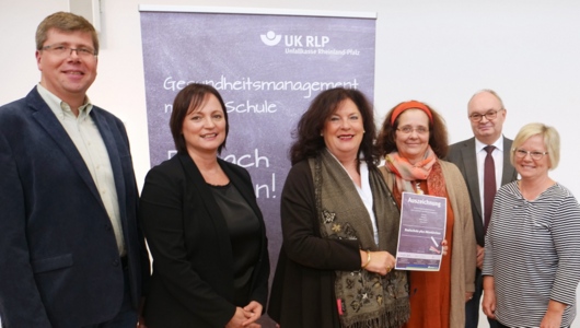 bergabe der Zertifizierung bei der Unfallkasse Rheinland-Pfalz: (von rechts) Chris Emmerich, Andreas Hacker, Monika Scherkenbach und Schulleiterin Doris John, Sabine Leistikow, Markus Schwan. (Foto: Unfallkasse Rheinland-Pfalz)