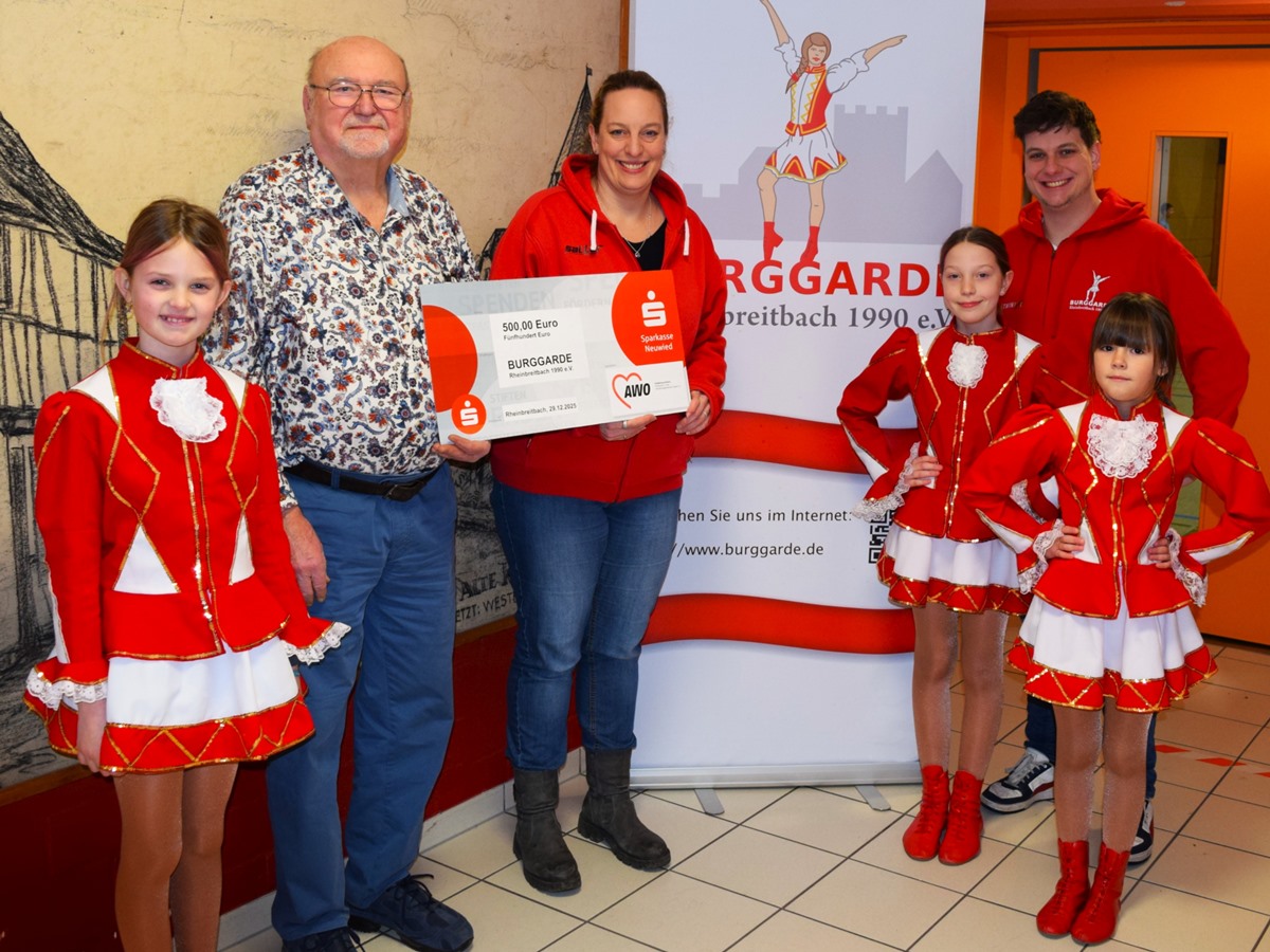 Die j�ngsten Mitglieder der Burggarde freuen sich �ber die Spende zur Nachwuchsf�rderung. (Foto: Verein)