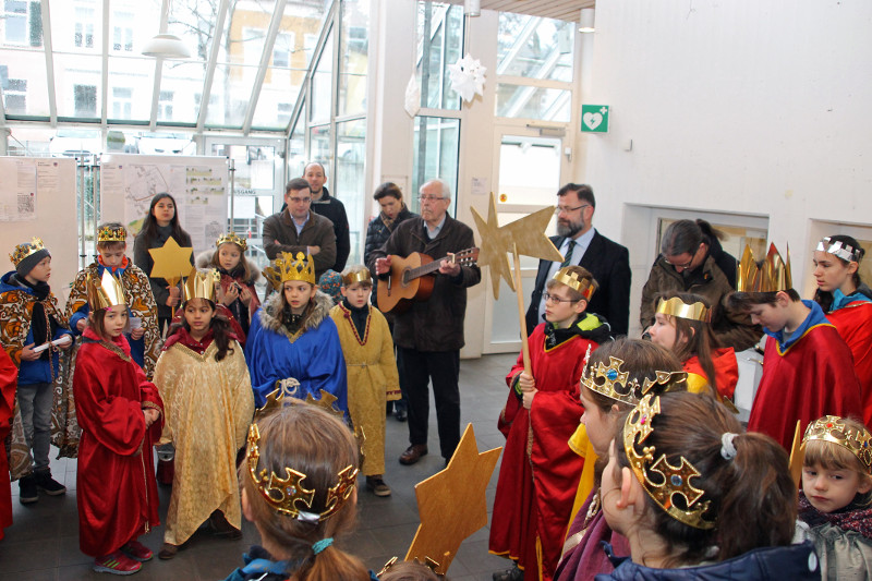 Im Bad Honnefer Rathaus trugen die Sternsinger-Kinder ihre Lieder vor und erhielten Spenden in ihre Sammelbchsen. Foto: Privat