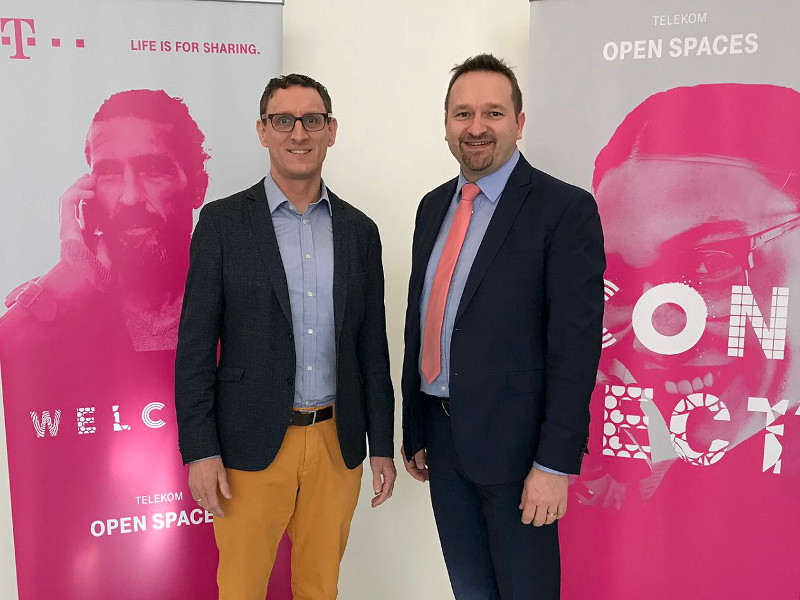 Markus Keller, Senior Vice President bei der Telekom, und Erster Beigeordneter Holger Heuser beim Treffen der Developer Community fr die Smart City App Anfang Mrz 2020. Foto: Stadt Bad Honnef