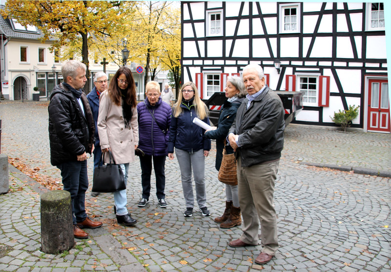 In Sachen Barrierefreiheit unterwegs - von links: Brgermeister Otto Neuhoff, Dr. Hans-Christoph Anders (Vorsitzender der Seniorenvertretung), Iris Schwarz (Seniorenbeauftragte), Gretel Stein (Seniorenvertretung), Yvonne Emmerich (Fachdienst Straenverkehr), Jutta Schmidt (Leiterin Fachdienst Tiefbau), Gerd Pflaume (Frderverein der Seniorenvertretung). Foto: Stadt Bad Honnef