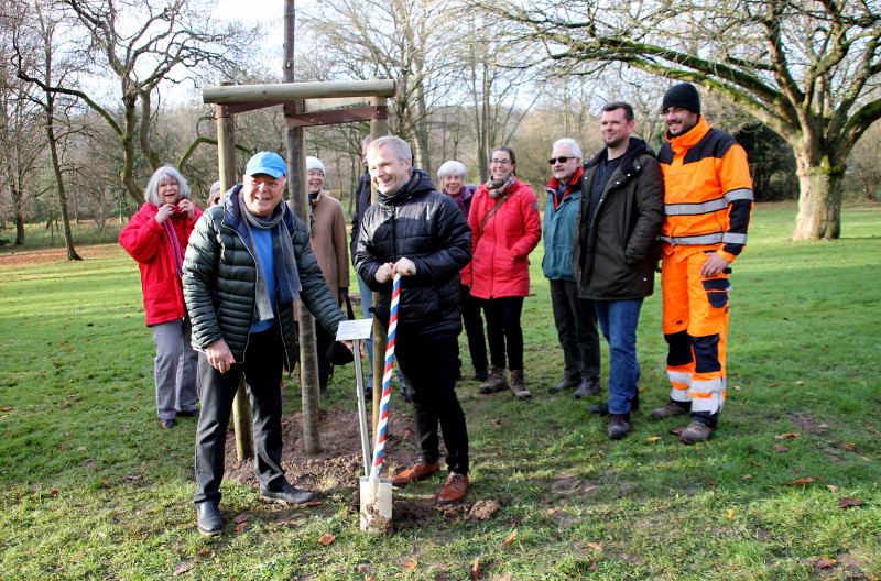 Baumpflanzung gegen das Vergessen