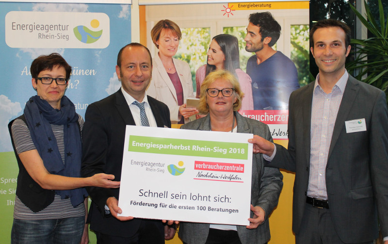 Erika Meul (Stadt Lohmar), Matthias Schmitz (Vorstand Energieagentur), Petra Grebing (Energieberaterin Verbraucherzentrale NRW) und Thorsten Schmidt (Geschftsfhrer Energieagentur) geben den Startschuss zum Energiesparherbst Rhein-Sieg. Foto: Energieagentur Rhein-Sieg
