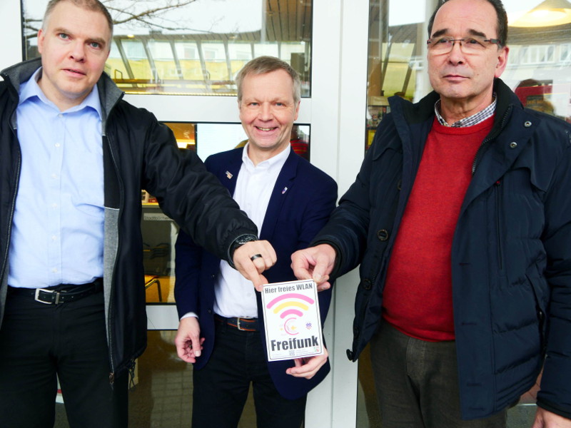 Brgermeister Otto Neuhoff (Mitte) freute sich ber das neue Freifunk-Netz in Bad Honnef. Gemeinsam mit den Vorsitzenden des Netzwerks Knigswinter, Roman Arntz (li.) und Peter-Josef Euskirchen, gab er den offiziellen Startschuss bekannt. Foto: Stadt Bad Honnef