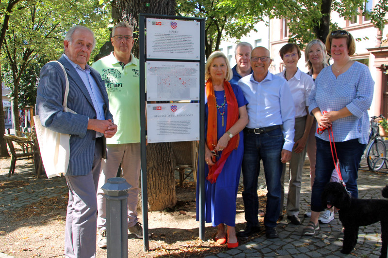 Das Ehepaar Christel und Peter Endler (rechts direkt neben der Tafel und nebeneinander) spendete fr den Bad Honnefer Geschichtsweg. Mitglieder des Heimat- und Geschichtsvereins und Sparkassenstiftung dankten. Foto: Stadt Bad Honnef