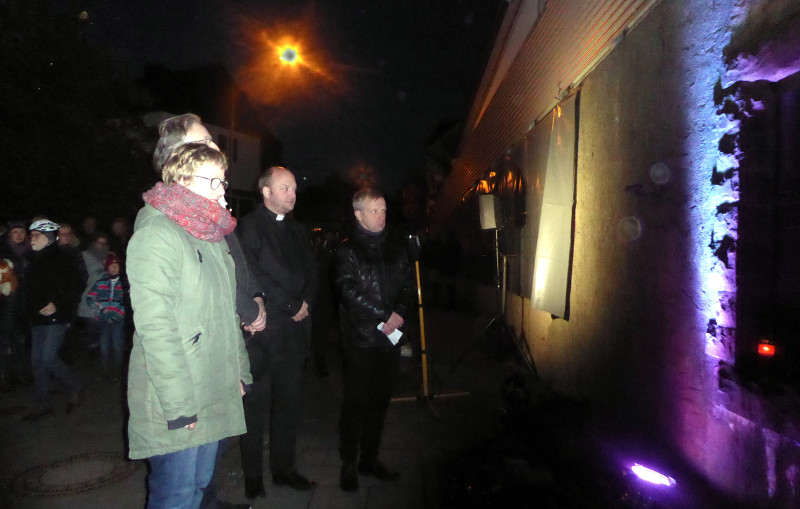 Pfarrerin Britta Beuscher, Pfarrer Uwe Lttgen-Tangermann (im Hintergrund), Pfarrer Michael Ottersbach und Brgermeister Otto Neuhoff vor der Gedenktafel an die Honnefer Synagoge. Foto: Stadt Bad Honnef
