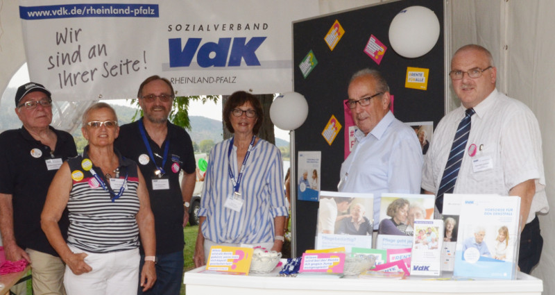 Die Standbesetzung am Nachmittag mit (von links nach rechts): Wolfgang Bellartz-Ksters (OV Bad Hnningen-Rheinbrohl), Andrea Pizzato (Kreisvorstand), Hans Werner Kaiser (Kreisvorsitzender), Gisela Stahl (stellvertr. Kreisvorsitzende), Gregor Weiler (stellvertr. Kreisvorsitzender) und Hans-Peter Groschupf (Kreisvorstand). Foto: Privat