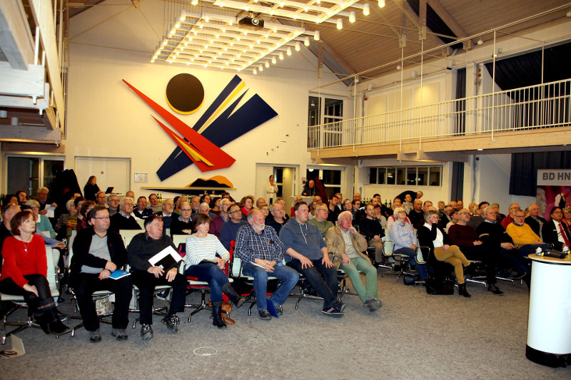 Die Delegierten der Vereine im Ratssaal erhielten eine Flle von Informationen, die die Stadtverwaltung vorbereitet hatte. Foto: Stadt Bad Honnef
