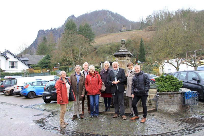 Vor dem Brunnen auf dem Rhndorfer Ziepches Platz traf sich eine Besuchergruppe aus Erftstadt-Niederberg mit Brgermeister Otto Neuhoff (rechts), Dr. Hans Peter Mensing und Dorit Schlter, um mehr ber den Bad Honnefer Geschichtsweg zu erfahren. Foto: Stadt Bad Honnef