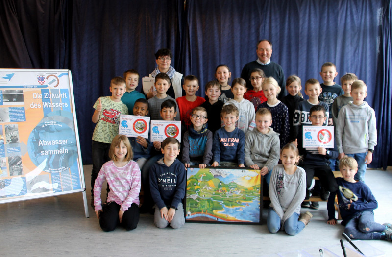 Die Wasserbotschafterinnen und botschafter der dritten Klassen der Theodor-Weinz-Grundschule mit Maria-Elisabeth Loevenich fr BNE (Bildung fr nachhaltige Entwicklung) und Betriebsleiter des Abwasserwerkes der Stadt Bad Honnef Hans-Joachim Lampe-Booms. Foto: Privat