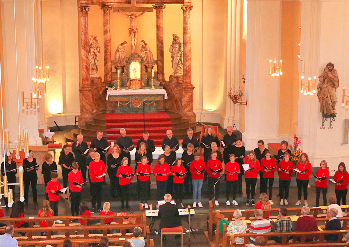 Das Vokalensemble TonArt Neuwied und der Kinder- und Jugendchor Waldbreitbach unter der Leitung von Dekanatskantor Peter Uhl. (Foto: Dirk Schmidt)