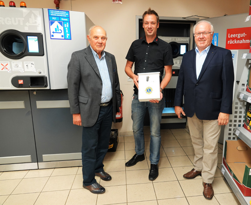 Von links: Siegfried Weber (LC Rhein-Wied), Florian Weller sowie Hellmuth Buhr (Vorsitzender des Fördervereins des LC Rhein-Wied). Foto: Privat