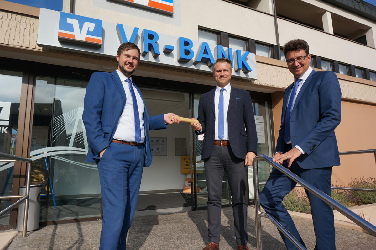 Von links: Sebastian Jacke erhlt den Staffelstab in Bad Hnningen von seinem Vorgnger Lars Grundei. Bereichsleiter Christian Kehr wnscht den Kollegen in der neuen Funktion viel Erfolg. (Foto: VR Bank)
