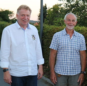 Dr.-Ing. Toni Leyendecker (links) und Dieter Glckner von der BI Hmmerich sind sich einig: Das drohende Verfahren wird uns noch einiges an Kraft kosten, den Hmmerich vor der Verschandelung durch Windrder zu schtzen". Foto: BI Hmmerich