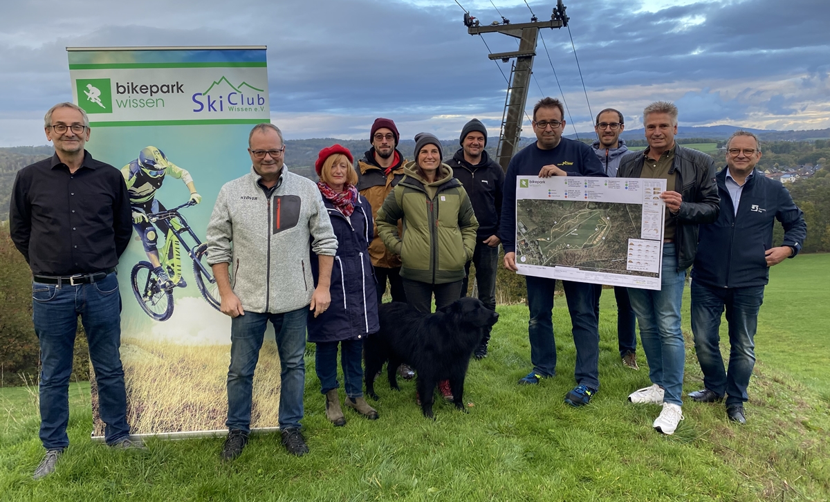 Bikepark: Groe Ereignisse werfen ihren Schatten voraus. Gemeinsam freut man sich auf den neuen Bikepark Wissen. Mitte 2023 wird es soweit sein. 
(Foto: KathaBe)
